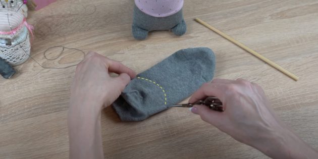 Игрушки из носков своими руками: разрежьте серый носок