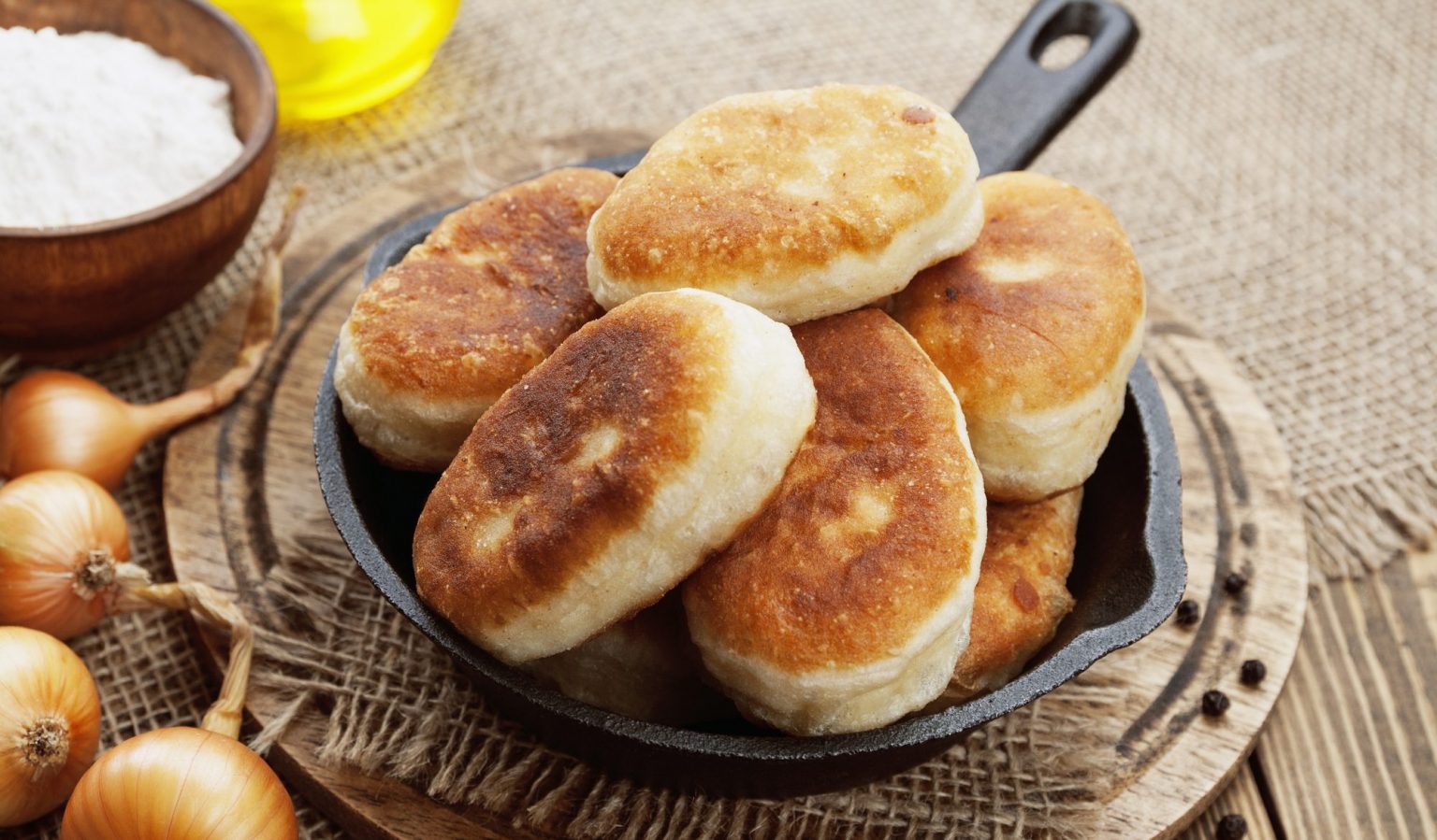 Постные жареные пирожки с грибами Лайфхакер