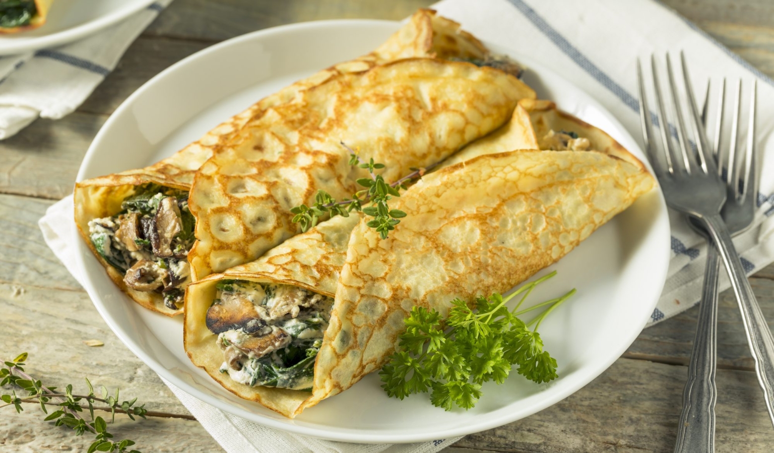 Фаршированные блины с грибами и шпинатом Лайфхакер