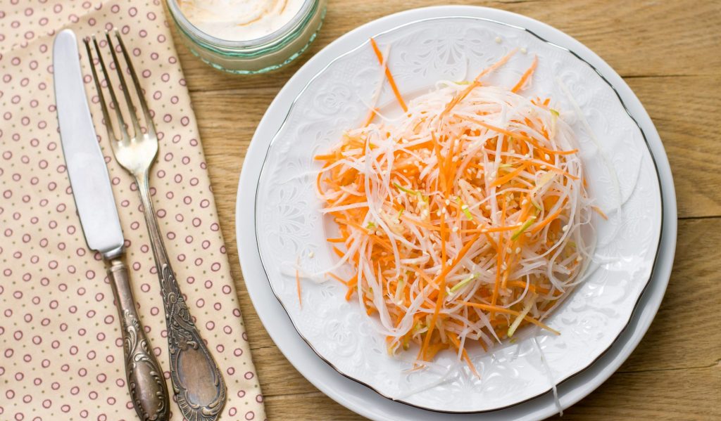 Рецепт: Салат из черной редьки с морковью