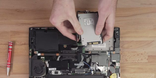 Как подключить SSD к ноутбуку: поставьте крепления на новый диск