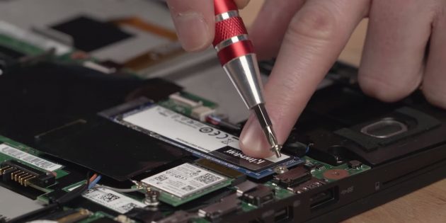 Как подключить SSD к ноутбуку: установите и закрепите SSD