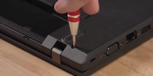Как подключить SSD к ноутбуку: установите заднюю крышку и аккумулятор
