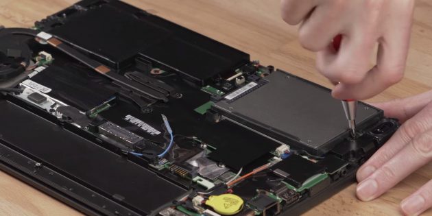 Как подключить SSD к ноутбуку: вытащите установленный накопитель