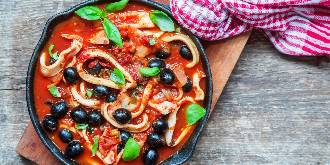 Кальмары в томатном соусе — рецепт простого и вкусного блюда