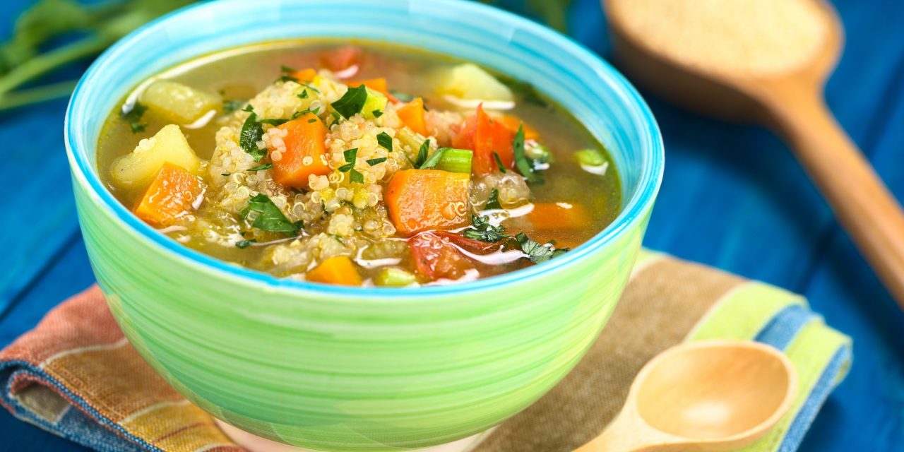 Суп с киноа и овощами: простой рецепт - Лайфхакер