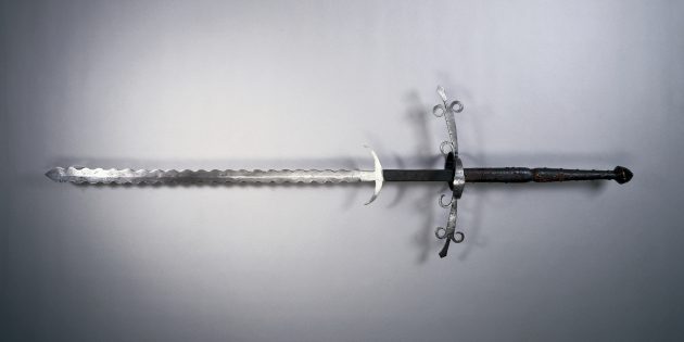 Двуручный меч с клинком типа «фламберг»