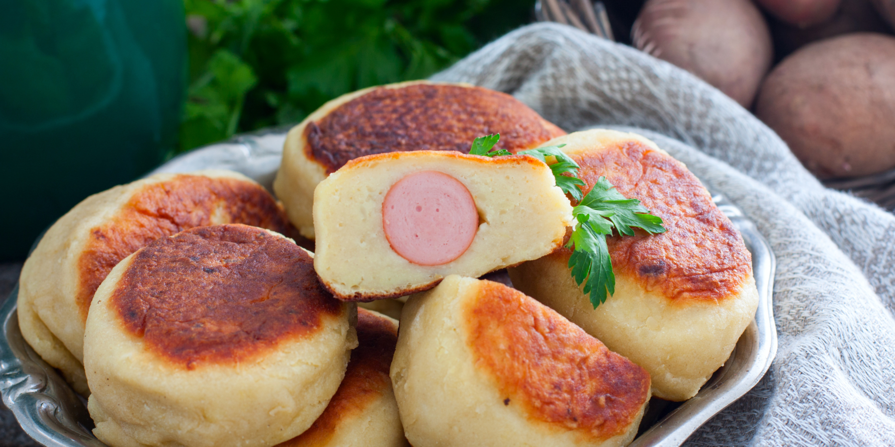 Картофельные пирожки с колбасками и зеленью