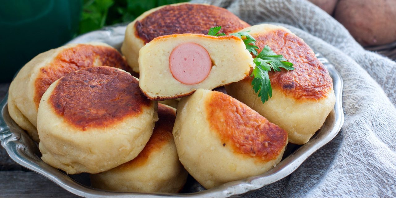 Картофельные пирожки с сосисками