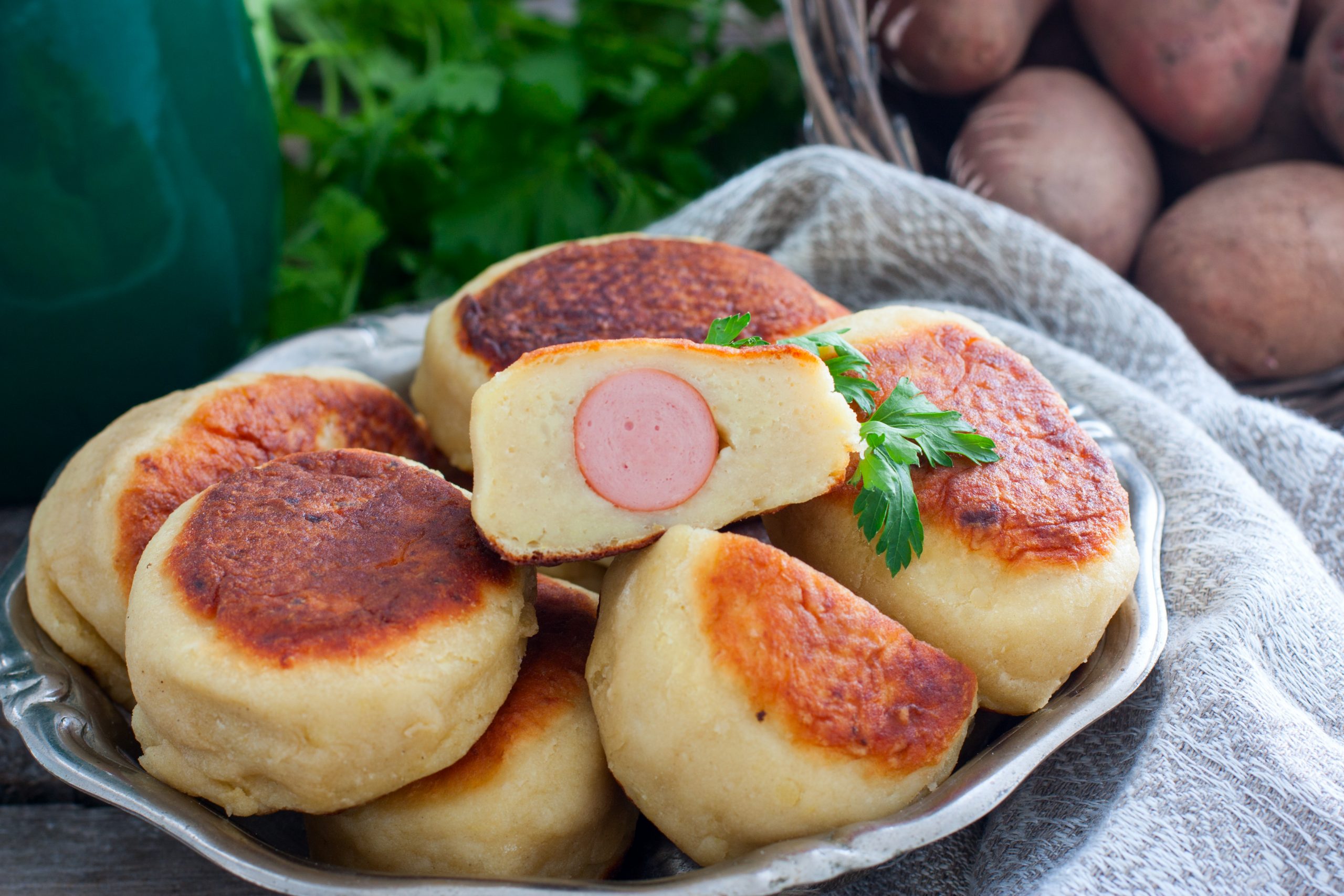 Жареные пирожки из картофельного теста с сосисками на сковороде: рецепт -  Лайфхакер