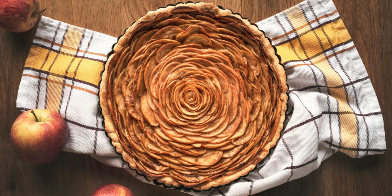Открытый яблочный пирог из слоёного теста