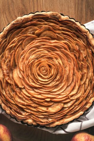 Открытый яблочный пирог из слоёного теста