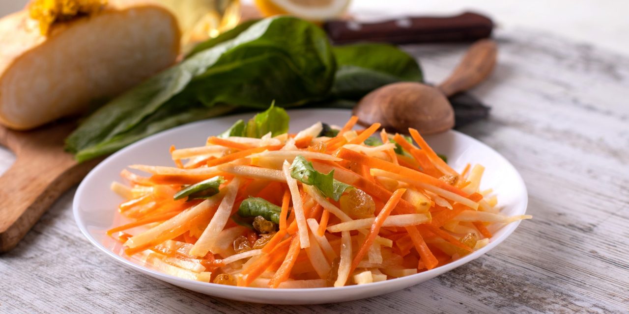 Салат из кукурузы и моркови с золотистым изюмом