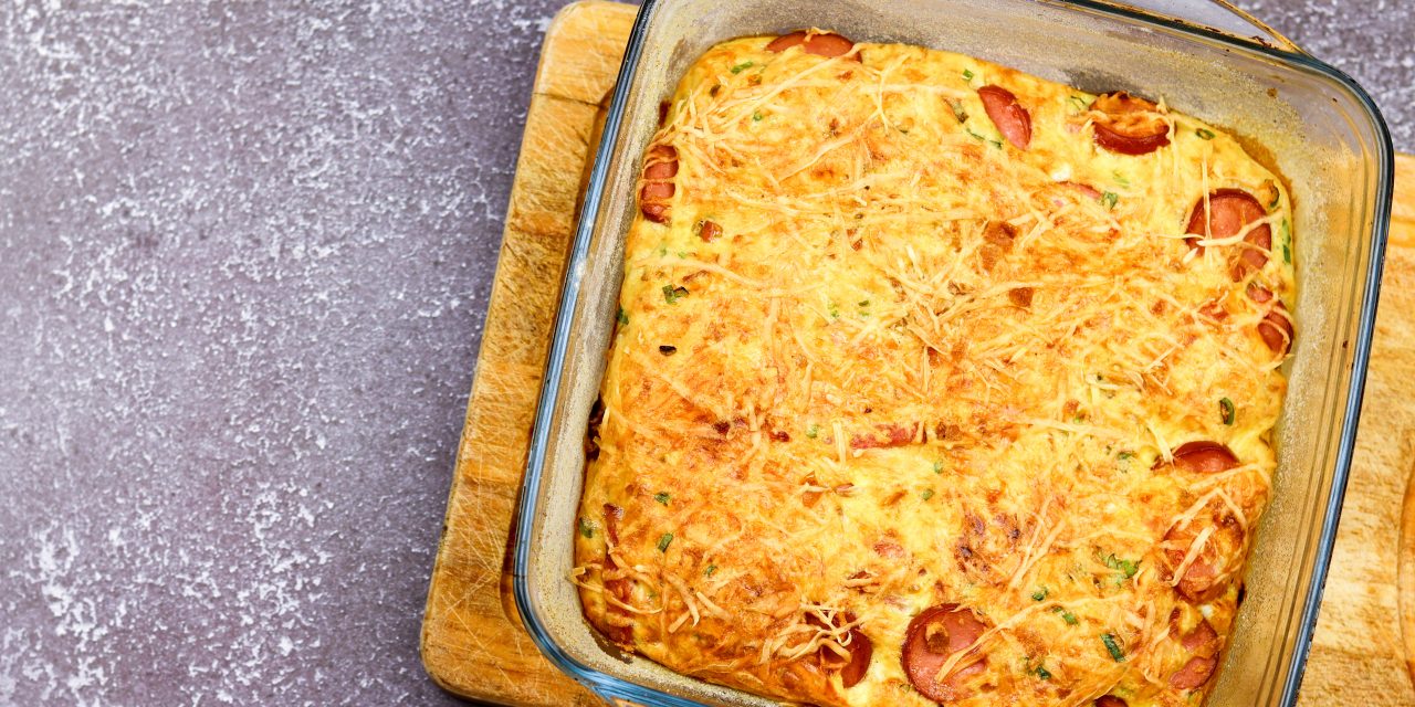 Простой рецепт быстрого ужина — запеченная картошка с сосисками в духовке