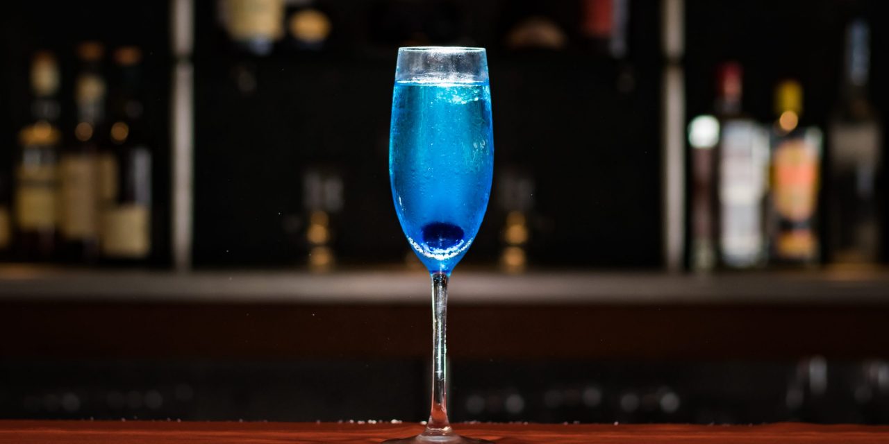 Голубой коктейль с шампанским