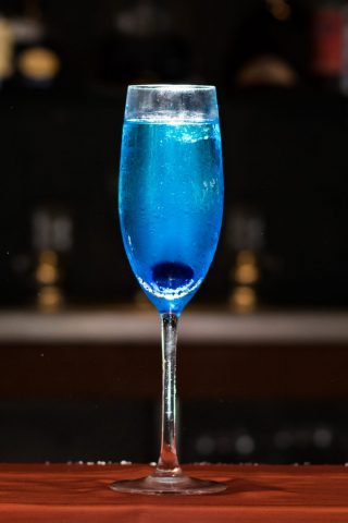 Голубой коктейль с шампанским
