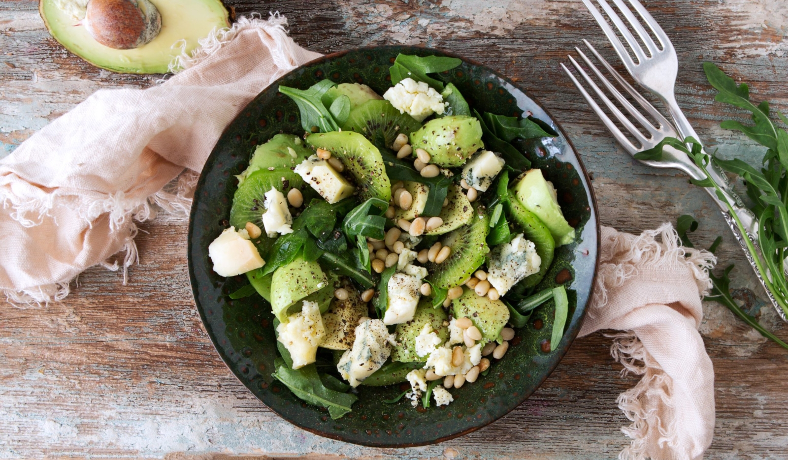 Салат с киви, сыром и авокадо Лайфхакер