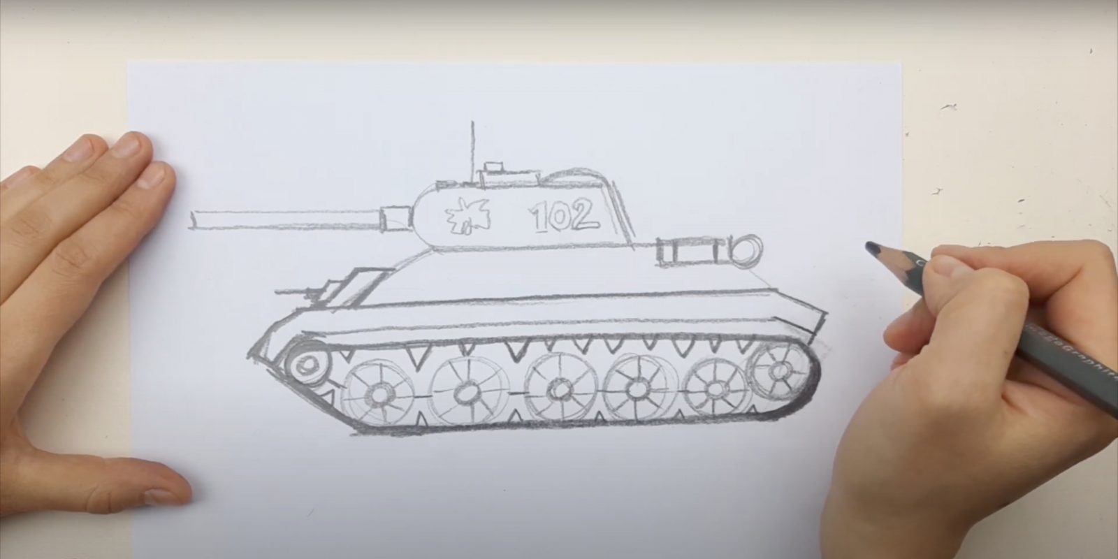 Нарисованный танк на руке