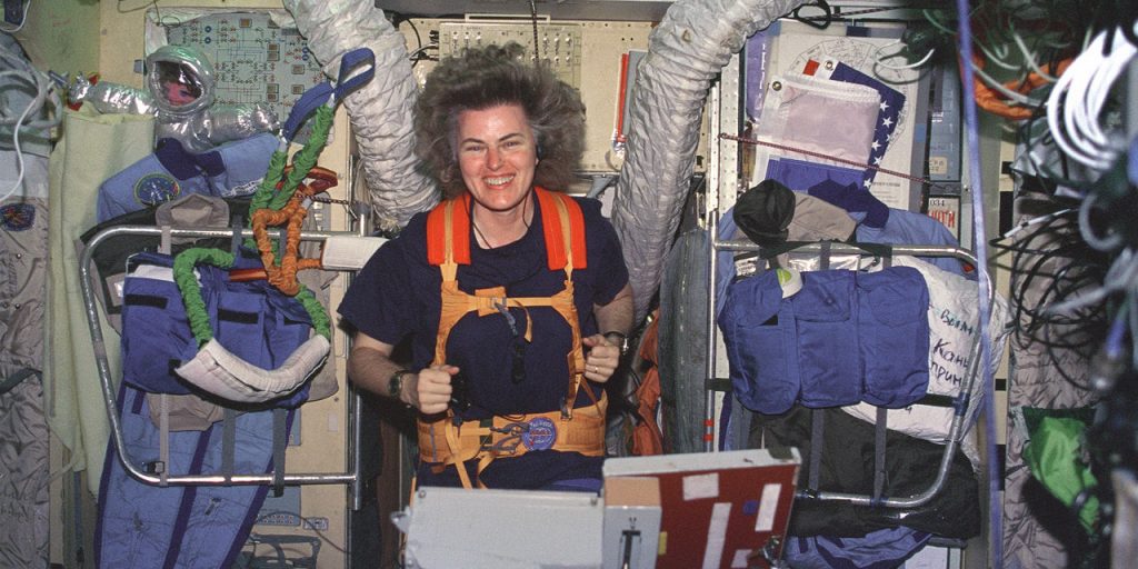 Американская астронавтка Шеннон Люсид занимается спортом во время пребывания на орбитальной станции «Мир»