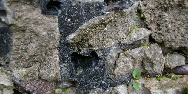 Технологии древних цивилизаций: фрагмент стены в Сент-Сюзанне, Майенн, Франция