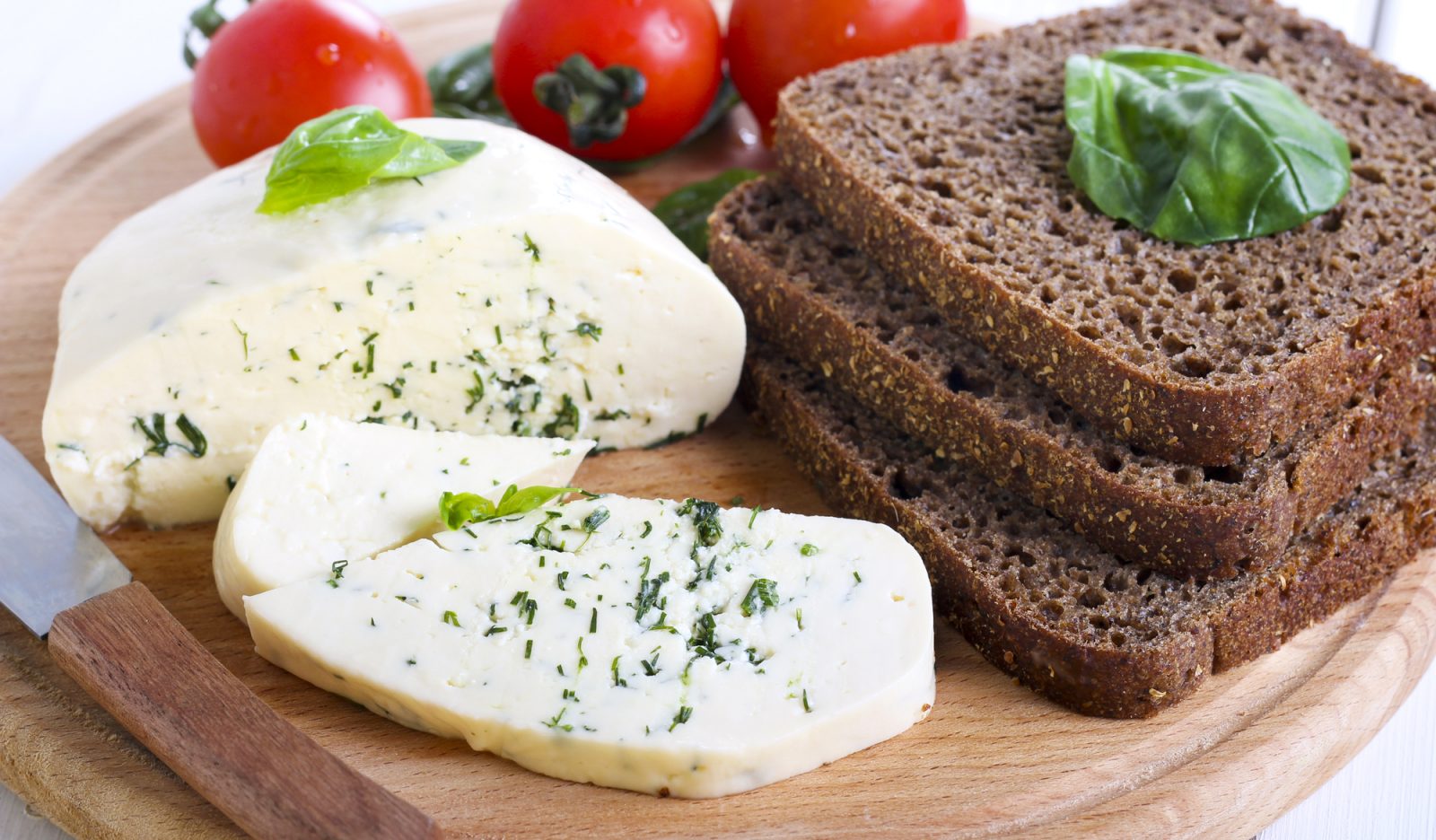 Домашний сыр из кефира и молока с зеленью Лайфхакер