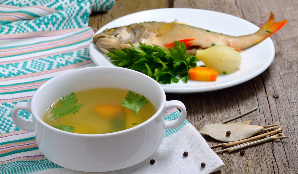 Уха из свежей речной рыбы рецепт – Русская кухня: Супы. «Еда»