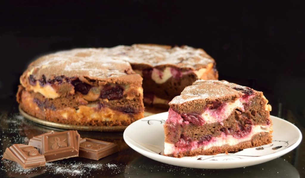 Тертый шоколадный пирог с творогом и ягодами – пошаговый рецепт приготовления с фото