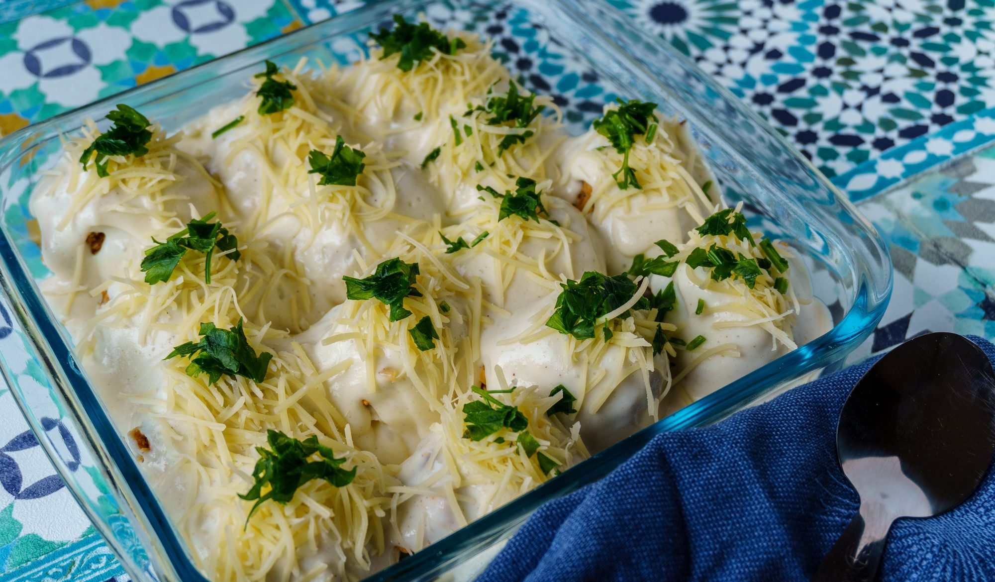 Фаршированные яйца, запечённые под соусом бешамель - Лайфхакер