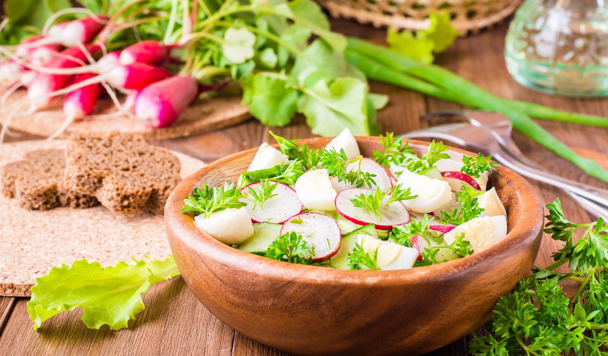 Салат с редисом, яйцами и огурцами