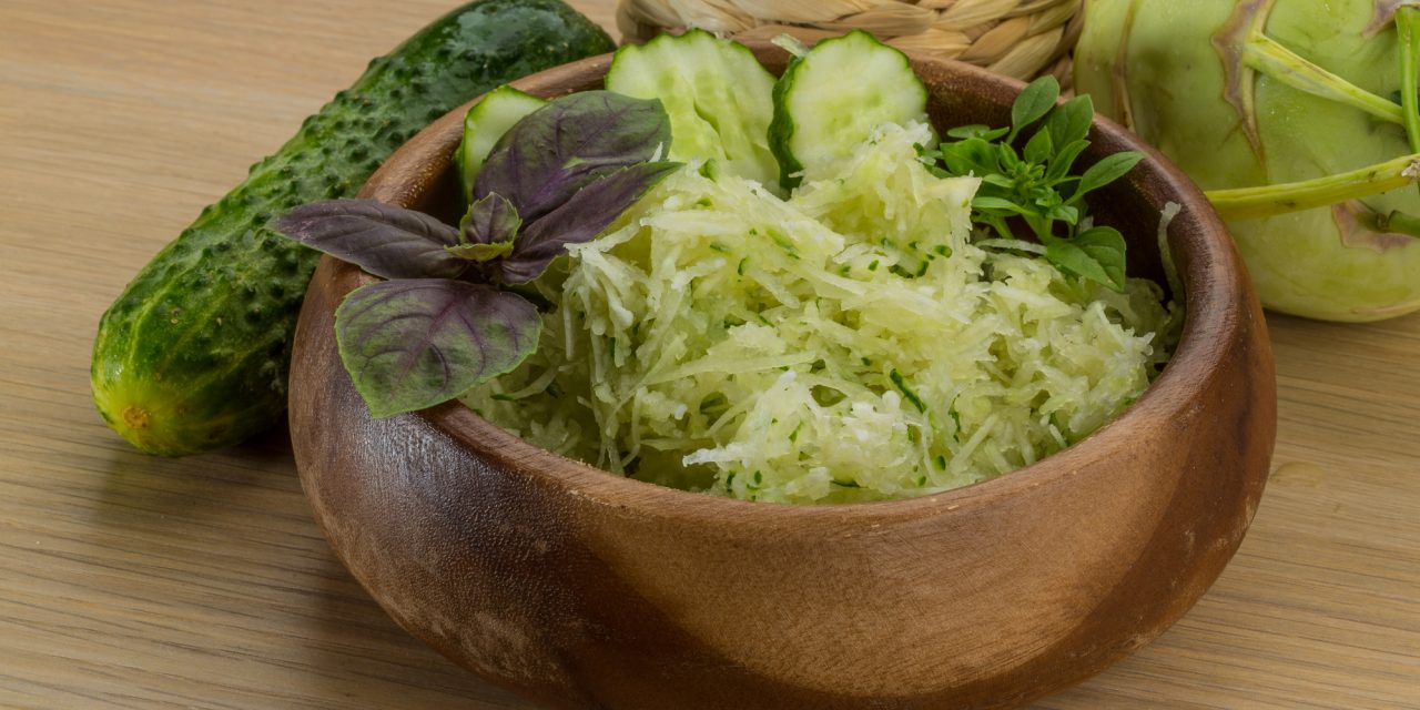Постный салат с огурцом и кольраби