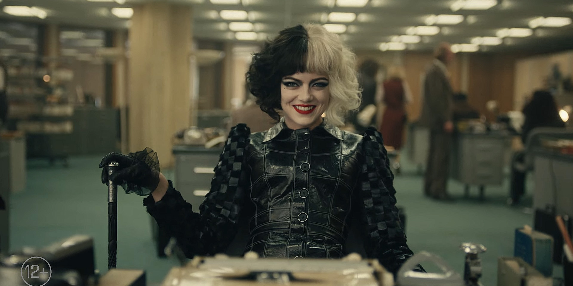 «Она украла моих собак»: вышел новый трейлер «Круэллы» с Эммой&nbsp;Стоун