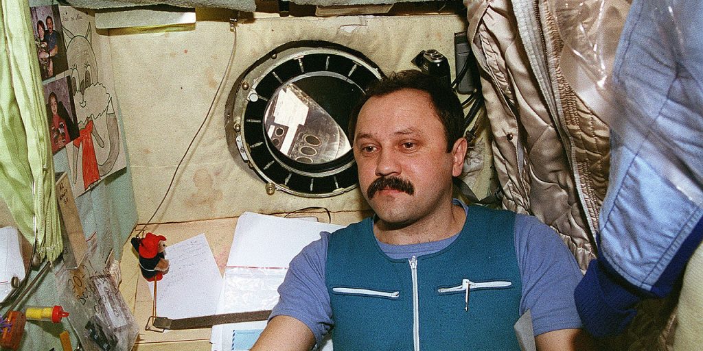 Российский космонавт Юрий Усачёв в своей «каютке» на орбитальной станции «Мир», март 1996 года