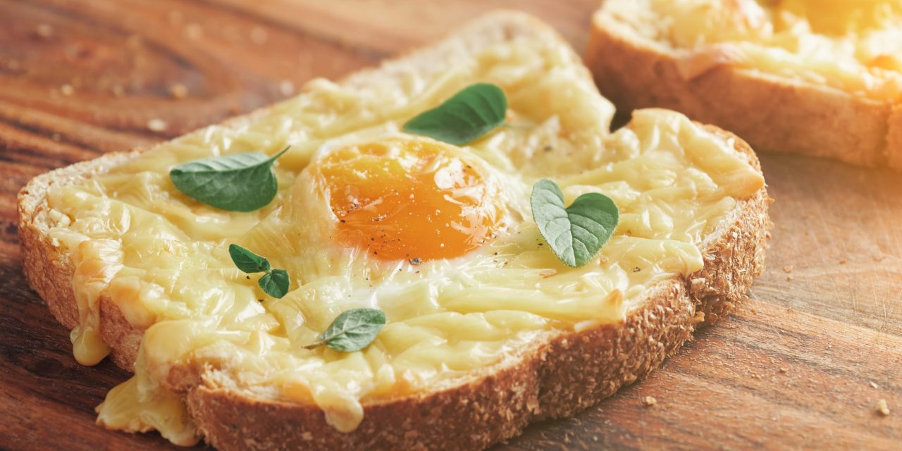 Запечённые тосты с яйцом и сыром