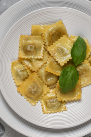 Равиоли со шпинатом и рикоттой: пошаговый рецепт