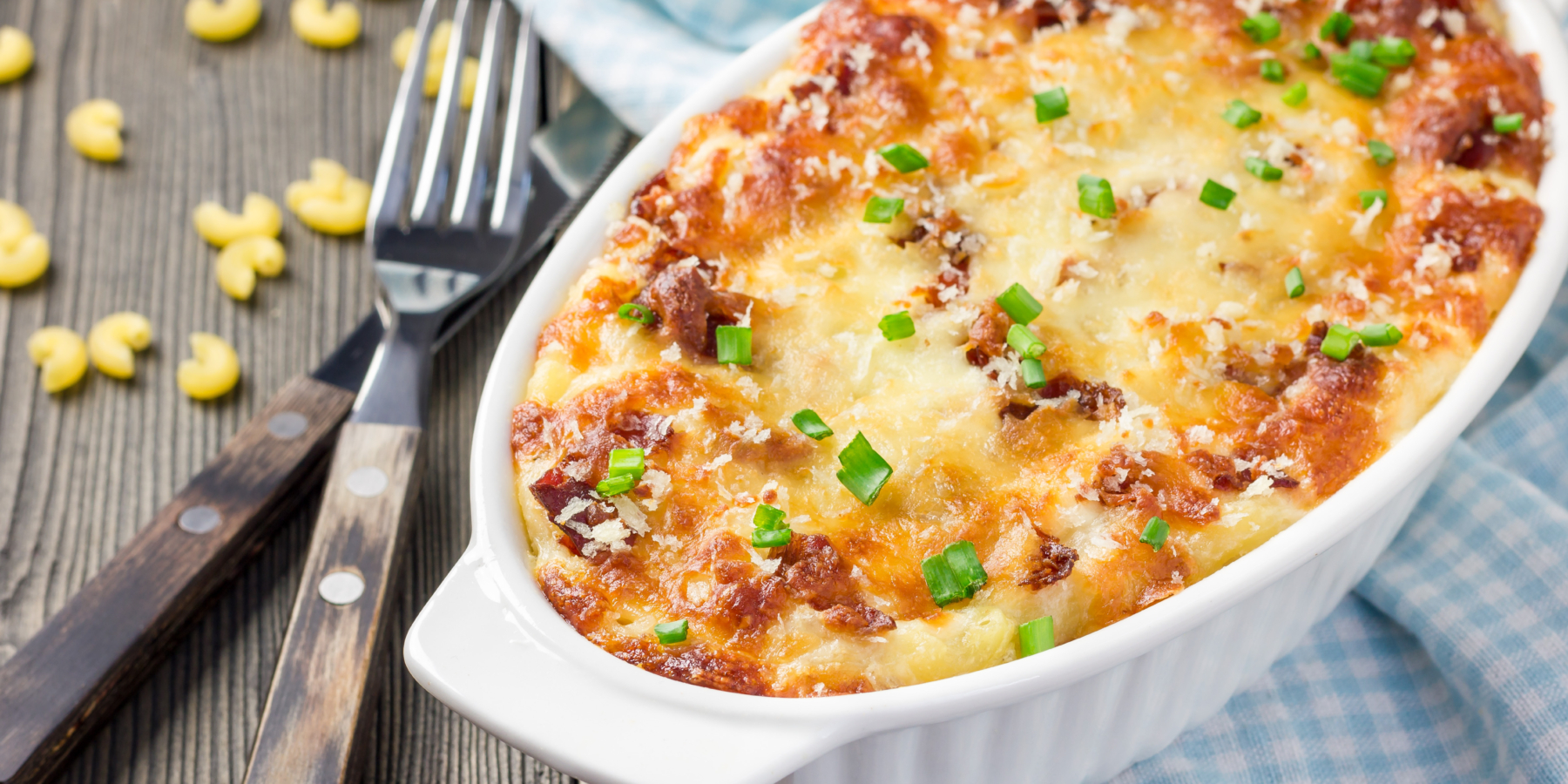 Запеканка из макарон с тунцом, грибами и горошком