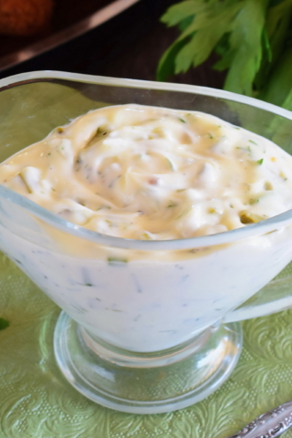 Белый соус с чесноком и зеленью для шашлыка