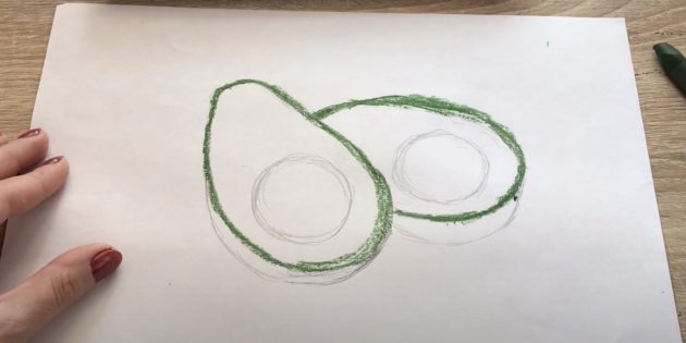 Обведите авокадо и нарисуйте круги