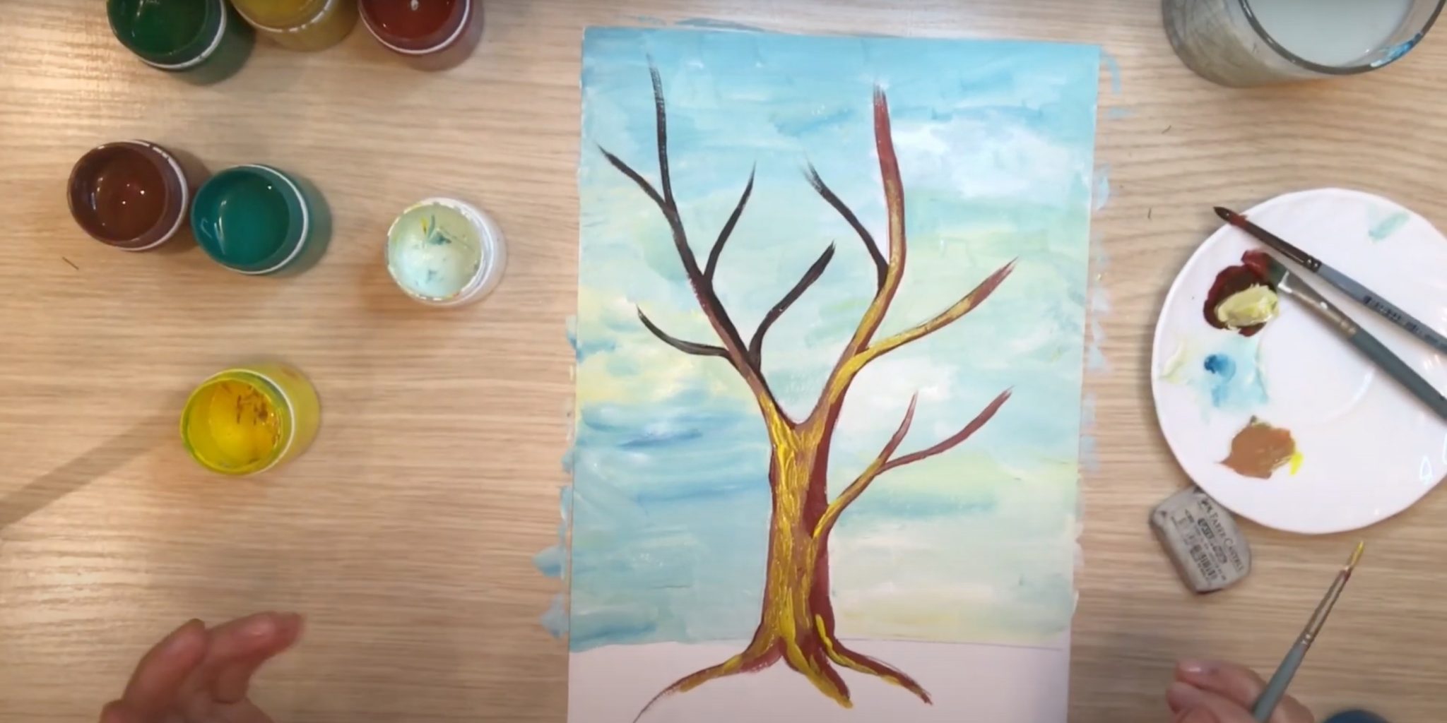 Нарисованный ствол дерева красками для детей