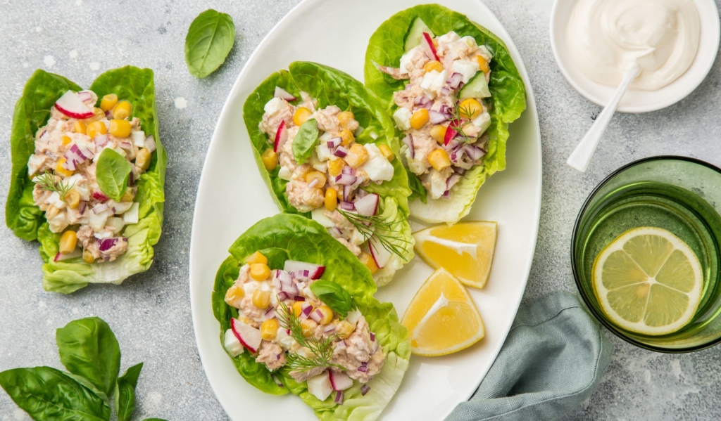 Салат с тунцом на листьях латука — Лайфхакер
