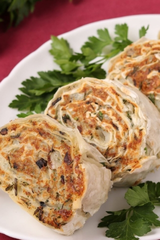 Жареные рулетики из лаваша с картошкой и грибами: простой рецепт