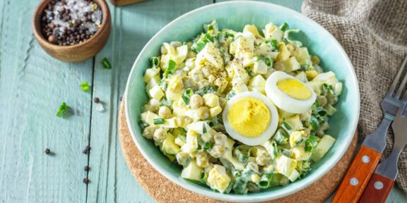 Салат с яйцом, горошком и зелёным луком: рецепт