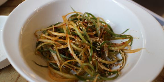Салат из зелёного лука: простой рецепт