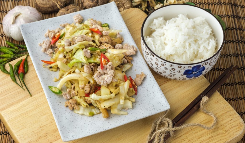 Жареная капуста с курицей и колбасками | Кулинарные рецепты с фото пошагово