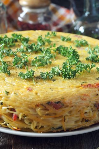 Пирог из спагетти с беконом и сыром
