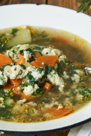 Зелёные щи из свежей крапивы с яйцом