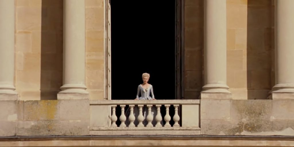 Одинокая фигура Кирстен Данст на фоне огромного пространства дворца в «Марии-Антуанетте»