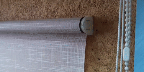 Как стирать рулонные шторы: подденьте кронштейн отвёрткой
