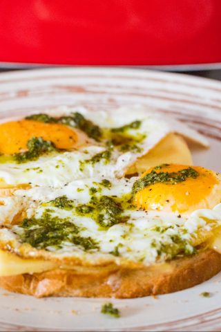 Яйца с песто — классный завтрак за 5 минут