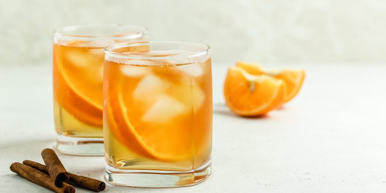 Холодный чай с апельсином и корицей