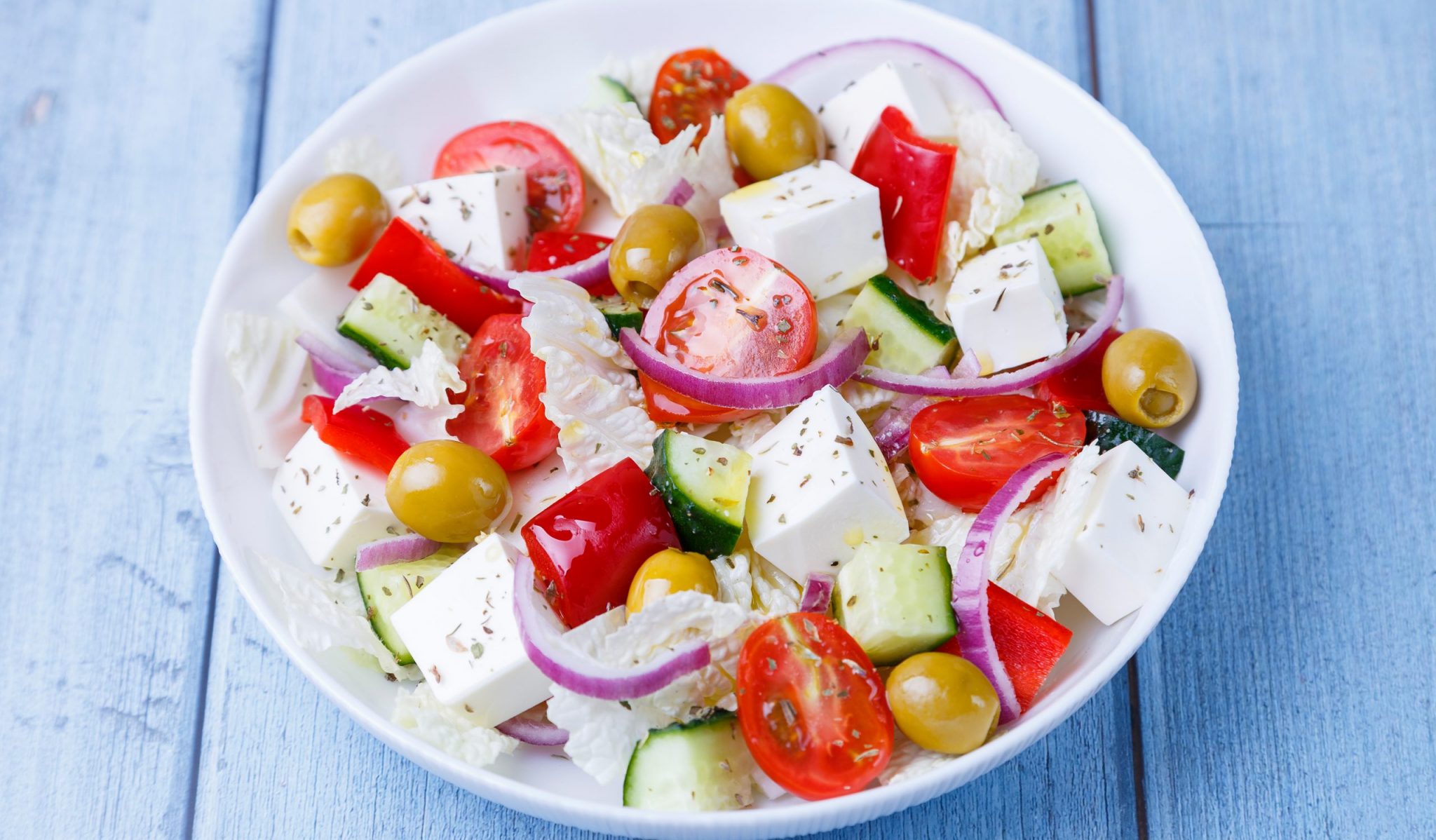 Греческий салат с пекинской капустой Лайфхакер